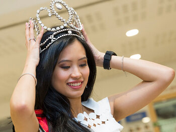 Angeline Flor Pua gehuld in klaprozen, veertjes en kristallen op Miss World-gala