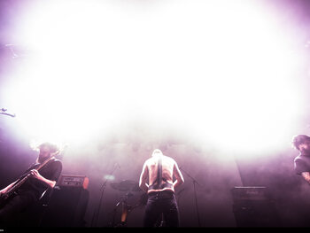 AB Canapé : Tremblez avec l'intense post-métal d'Amenra