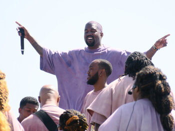 Kanye West krijgt kritiek voor dure sokken