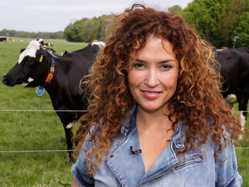 Katja Schuurman nam geen blad voor de mond in Gert Late Night: ‘Onlangs hadden we met zeven mensen seks in de jacuzzi’
