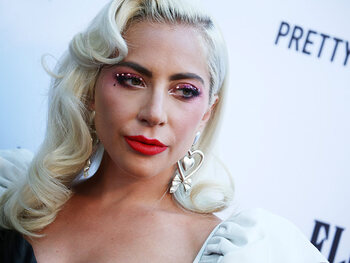Lady Gaga aurait rompu ses fiançailles à cause des SMS que lui envoyaient Christian Carino