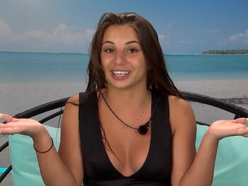 Love Island lijkt een flop te worden, commentaarstem aangepast na kritiek