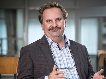 Tom Audenaert als directeur Erik