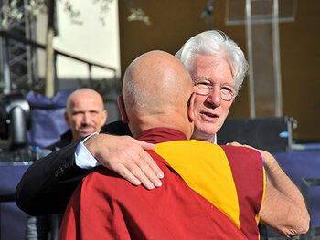 "We konden het niet vertellen vooraleer we de zegen kregen van de Dalai Lama"