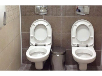 Verrassing op het toilet van kantoor