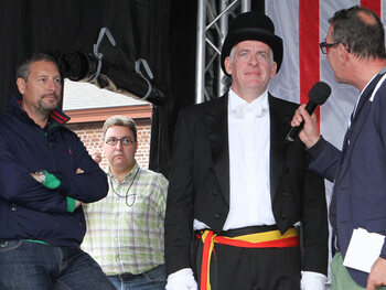 Meneer de burgemeester uit Samson en Gert heeft het aan de stok met zijn buurman