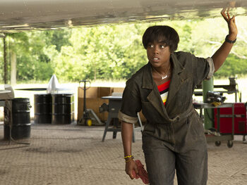 Wie is Lashana Lynch?