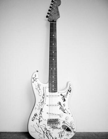 Fender Stratocaster (avec signatures)