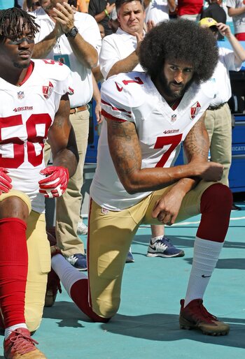 Colin Kaepernick knielt tijdens het volkslied