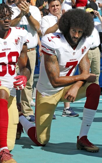 Colin Kaepernick plie le genou pendant l'hymne national