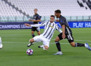 Penalty: Juventus 0 - 1 Lyon 12' Depay