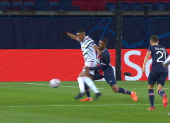 Penalty: Paris SG 0 - 1 Manchester United 23', Fernandes