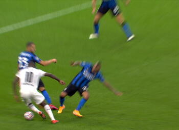 Penalty: Inter Milan 1 - 1 Borussia M'Gladbach 63' Bensebaini